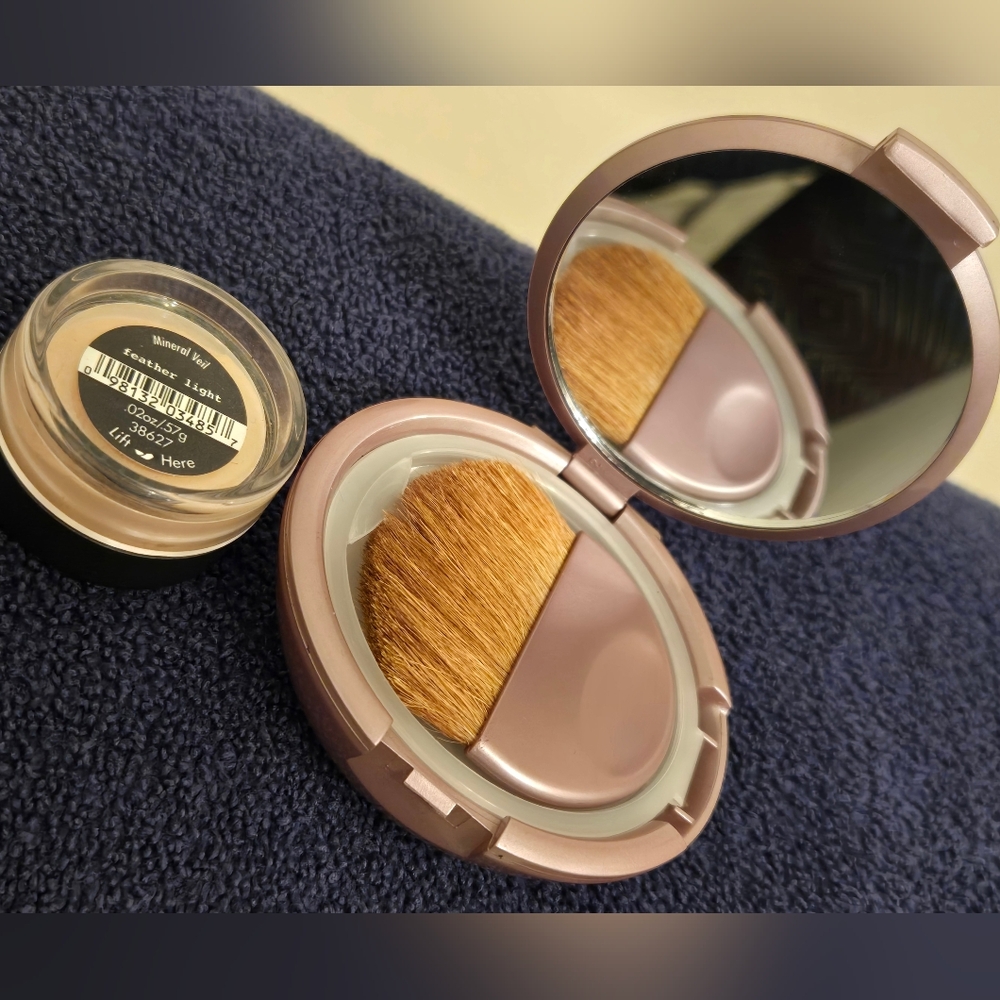 I.D Bare Minerals Bare Escentuals Feather Light Mineral Veil With Compact - New - Picture 2 of 4